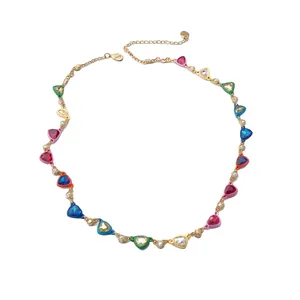 Collar de corazón de cristal colorido estilo dopamina con cadena dorada ajustable.