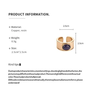 Détail d'une bague ouverte dorée avec pierre en résine violette et dimensions