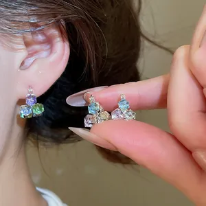 Nahaufnahme von bunten würfelförmigen Kristallohrringen im zarten koreanischen Stil