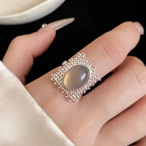 Vue détaillée d'une bague vintage en argent avec une grande pierre précieuse grise