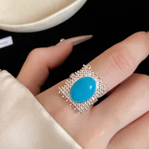 Gros plan d'une bague ouverte vintage en argent avec pierre turquoise ovale