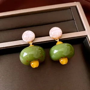 Orecchini a perno vintage in resina verde oliva con ago in argento e dischi strutturati
