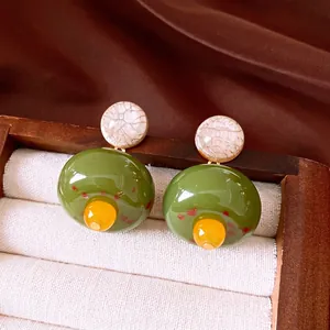 Eleganti orecchini a perno tondi vintage in resina verde oliva e crema testurizzata