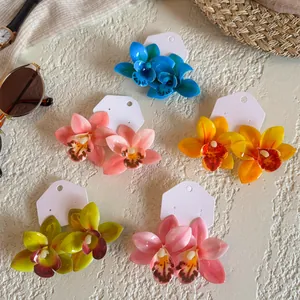 Boucles d'oreilles orchidée tropicale en résine de couleurs vives, parfaites pour la plage