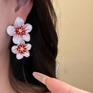 Vintage white floral stud earrings with elegant drip oil design and silver needles
