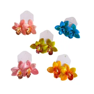 Boucles d'oreilles fleurs orchidée en résine tropicale en cinq couleurs vives