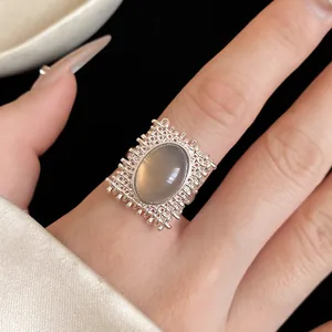 Vue détaillée d'une bague ouverte en maille argentée avec pierre ovale translucide