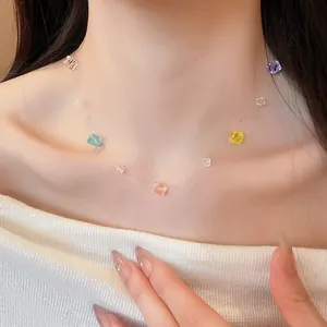 Detailansicht einer minimalistischen bunten quadratischen Perlenkette am Hals