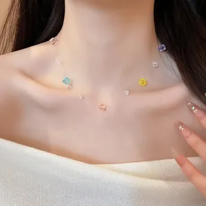 Nahaufnahme einer minimalistischen Halskette mit quadratischen Perlen