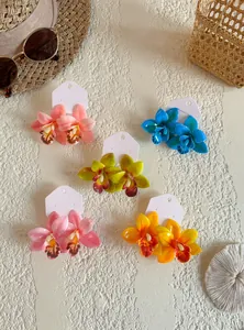 Vue détaillée de boucles d'oreilles orchidées en résine aux couleurs tropicales variées.
