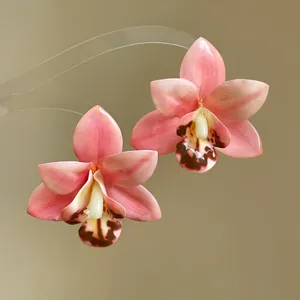Boucles d'oreilles élégantes en résine d'orchidée rose pour vacances, détail macro