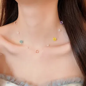Nahaufnahme der Mermaid Tears Halskette mit quadratischen Perlen und transparentem Band