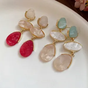 Boucles d'oreilles vintage en résine en forme de goutte d'eau de style palais chic.