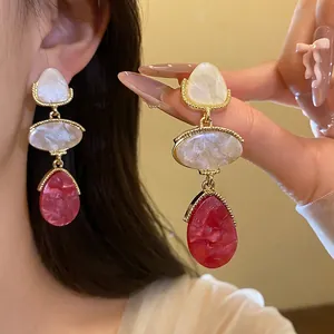 Boucles d'oreilles vintage en résine en forme de goutte d'eau avec monture dorée