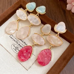 Boucles d'oreilles vintage en résine en forme de goutte avec monture dorée élégante