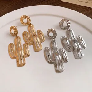 Goldene und silberne Kaktus-Ohrhänger mit plissierter Metallstruktur im Vintage-Stil