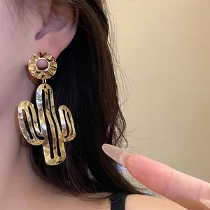 Vintage Ohrringe in Kaktusform aus gehämmertem Metall mit Goldfinish am Modell