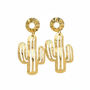 Elegante goldene Kaktus-Ohrhänger mit einer plissierten, gehämmerten Metalltextur