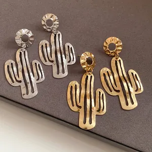 Detailansicht von schicken Kaktus-Ohrringen in Gold und Silber mit Metallfalten