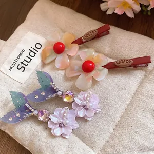 Eleganti fermagli per capelli in acetato cangiante e accessori a coda di sirena scintillanti