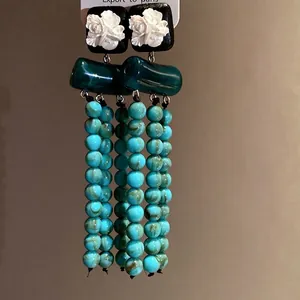Vintage-Ohrringe mit Harzblumen und blauen Marmorperlen-Quasten.
