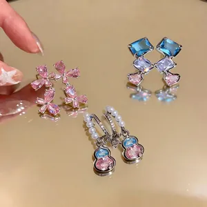 Elegante Zirkonia-Ohrstecker mit farbigen Kristallen und Perlen