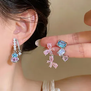 Detailansicht eleganter französischer Ohrringe mit rosa und blauen Zirkoniasteinen
