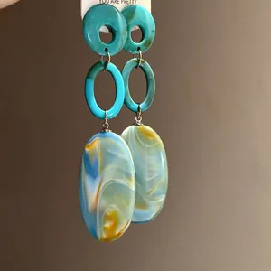 Detailansicht von langen Harz-Acryl-Ohrringen im ethnischen Vintage-Stil mit Marmormuster