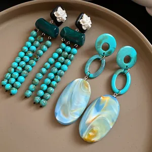 Detailansicht von Vintage-Resin-Ohrringen mit Marmormuster und Blumenquasten