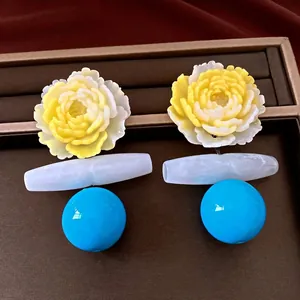 Exquisite florale Silberohrringe mit blauer Kugel für stilvolle Strandurlaube