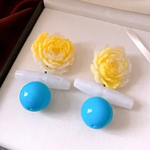Elegante Silbernadel-Ohrringe mit gelber Resinblume und hellblauer Kugelverzierung