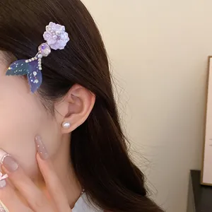 Elegante fermaglio per capelli in acetato viola con coda di sirena e fiori dettaglio.