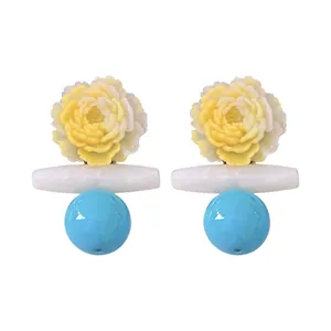 Künstlerische Blumenohrringe mit gelben Pfingstrosen und leuchtend blauen Perlen