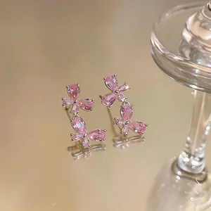 Detailaufnahme der rosa Schmetterling Ohrhänger mit Kristallen und Reflexionen