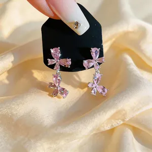 Nahaufnahme der eleganten rosa Zirkon Schmetterlings-Ohrhänger im französischen Stil