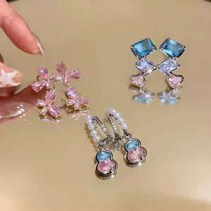 Detailansicht französischer Zirkonia-Ohrringe mit rosa Blumen- und Perlenkürbis-Designs