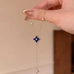 Detailansicht goldene Y-Kette mit blauem Stern-Rhombus-Anhänger und Zirkon