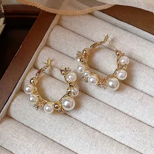 Élégantes boucles d'oreilles créoles perles plaquées or 14 carats avec accents de zircon