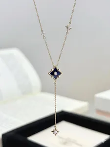 Nahaufnahme der eleganten Goldkette mit rautenförmigem Sternanhänger und blauem Emaille