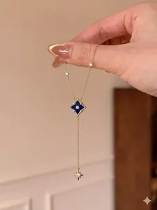 Detaillierte Nahaufnahme einer Vintage-Goldkette mit blauem Rauten-Stern-Anhänger und Zirkonia