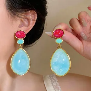 Pendientes vintage de resina en forma de gota en rojo y azul claro
