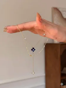 Exquisite Goldkette mit blauem Zirkon-Rhombus und elegantem Sternanhänger-Detail