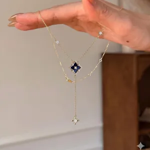 Detailansicht einer eleganten Goldkette mit blauem Rautensternanhänger in der Hand