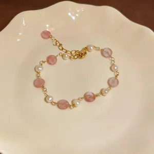 Primo piano di un bracciale di perle placcato oro 14k con perline rosa