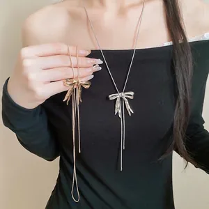Elegante Halsketten mit Metallschleifen-Anhänger in Gold und Silber für Damen Mode