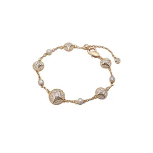 Bracelet doré de style français avec des breloques en zircon étoile à huit branches