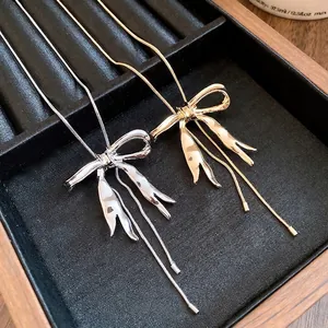 Elegante Halskette mit Metallschleife und Falten-Design in Gold und Silber Optik.