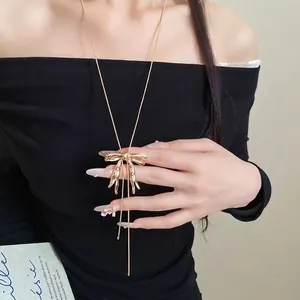 Elegante goldene Halskette mit Metallschleifen-Anhänger an einem asiatischen Model