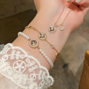 Gros plan d'un ensemble de bracelets double couche avec perles et étoiles.