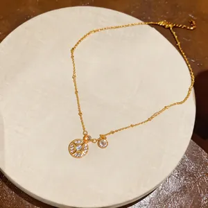 Détail d'un collier doré élégant avec pendentif étoile à huit branches et zircons